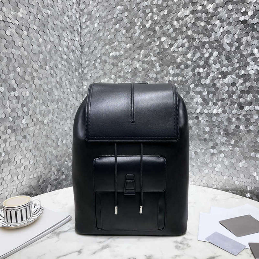 7A+Designers New style backpack Delicate and elegant. Modeling simple Fashion style Exquisite leather craftsmanship Spacious interior space graceful bag
7A+Designers New style backpack Delicate and elegant. Modeling simple Fashion style Exquisite leather craftsmanship Spacious interior space graceful bag