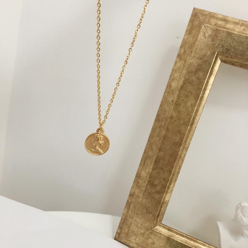Pendant Necklaces DAVINI Trendy Coin Titanium Steel Golden Link Chain Queen Head Choker For Women Girl MG482
Pendant Necklaces DAVINI Trendy Coin Titanium Steel Golden Link Chain Queen Head Choker For Women Girl MG482