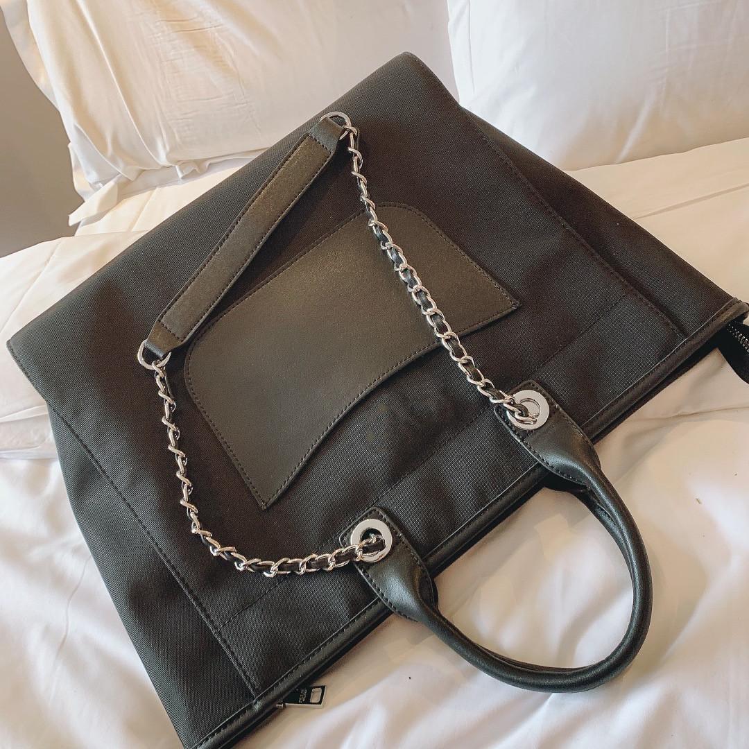 2021 Designer High level design bags Zipper luxury Soft Fashion beach Christmas Mothers Plain exquisite nylon fabric with large volume bag
2021 Designer High level design bags Zipper luxury Soft Fashion beach Christmas Mothers Plain exquisite nylon fabric with large volume bag