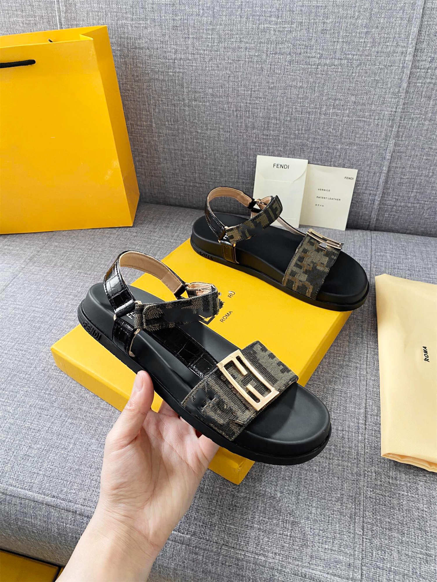 2021 Summer Slippers Sandali Outdoor woman shoe Casual Sandals Platform Lightweight Solid Color Printed Roman Shoes With Box Size 35-41, Black
2021 Summer Slippers Sandali Outdoor woman shoe Casual Sandals Platform Lightweight Solid Color Printed Roman Shoes With Box Size 35-41, Black