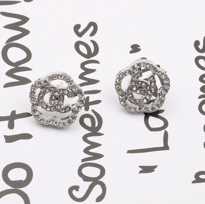 High Quality 925 Silver Needle Charm Stud Earring Fashion Women Brand Designer Letter Geometric Crystal Rhinestone Flower Earrings Luxury Pearl Earloop Jewelry
High Quality 925 Silver Needle Charm Stud Earring Fashion Women Brand Designer Letter Geometric Crystal Rhinestone Flower Earrings Luxury Pearl Earloop Jewelry