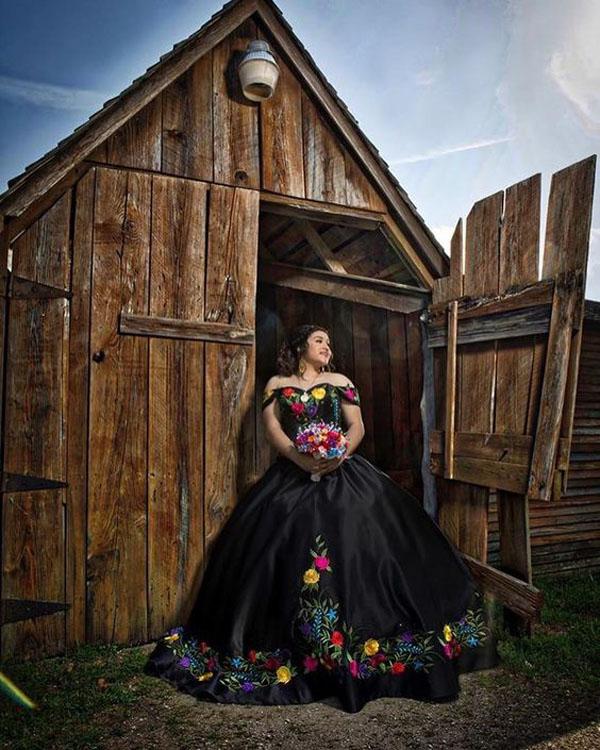 Vintage Black Ball Gown Quinceanera Dresses Mexican Theme Floral Embroidered Off The Shoulder Beaded Satin Sweet 16 Dress Long Masquerade Prom Party G