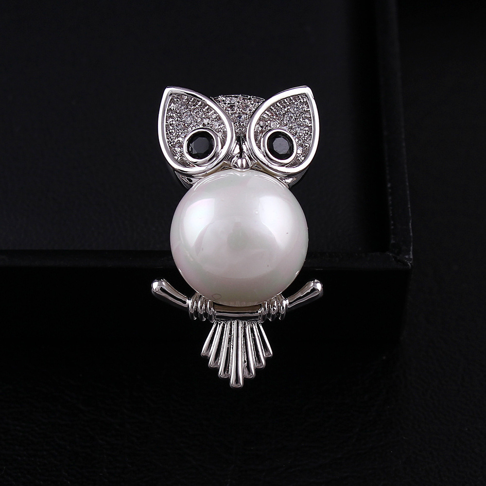 Lovely Pearl Owl Ladies Small Brooch With Jewelry Micro-Inlaid Gem High-End Collar Pin Elegant Sweet Banquet Corsage
Lovely Pearl Owl Ladies Small Brooch With Jewelry Micro-Inlaid Gem High-End Collar Pin Elegant Sweet Banquet Corsage