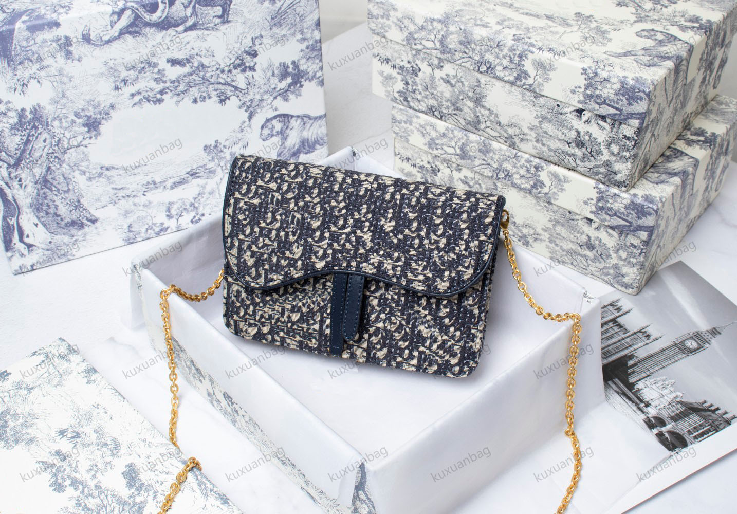 Lady's handbag Luxurys Designers Bags 2021 This saddle wallet With removable chain, it can be carried on shoulder, cross or hand., Gift box
Lady's handbag Luxurys Designers Bags 2021 This saddle wallet With removable chain, it can be carried on shoulder, cross or hand., Gift box