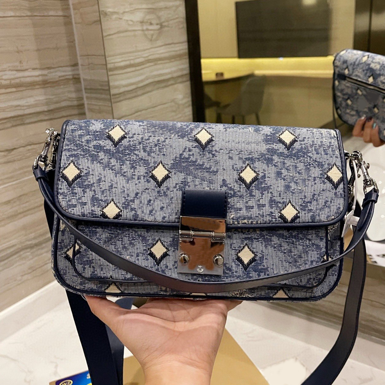 The latest Chains Senior Messenger Bags Luxury Designer Brand Fashion Shoulder Handbags High Quality Women purse phone bag cross body wallet Metallic letter, No bags
The latest Chains Senior Messenger Bags Luxury Designer Brand Fashion Shoulder Handbags High Quality Women purse phone bag cross body wallet Metallic letter, No bags