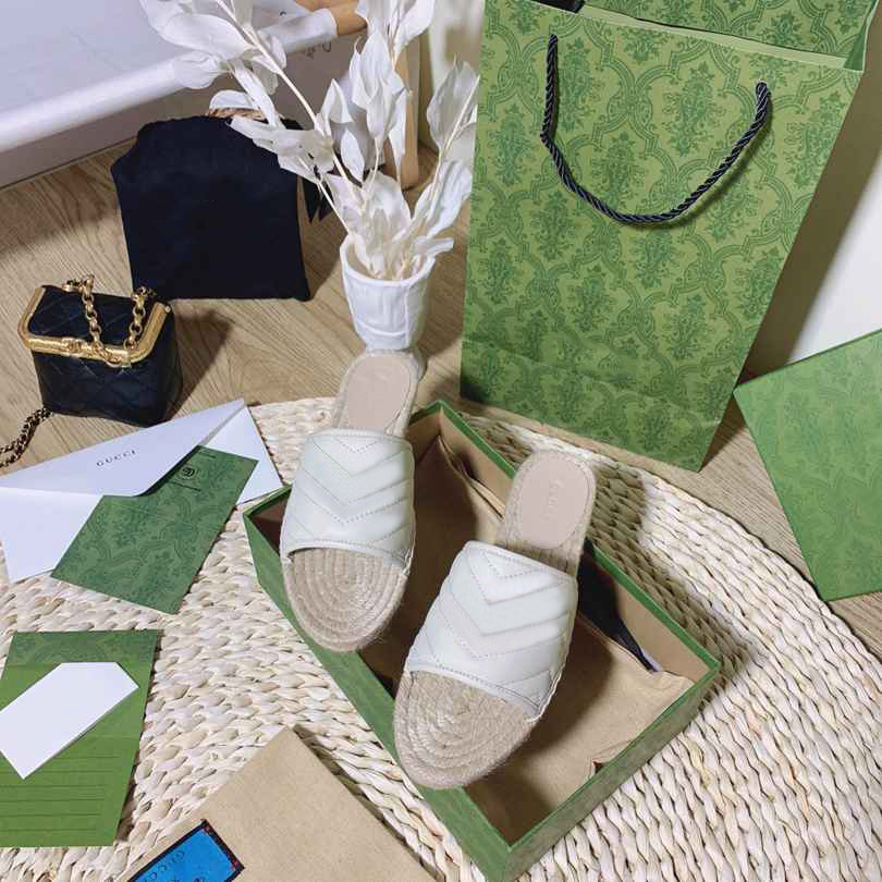 2021 Women Weave leather slippers Summer fashion ladies flat beach sandals Shoe Top designer slides with box size 35-41
2021 Women Weave leather slippers Summer fashion ladies flat beach sandals Shoe Top designer slides with box size 35-41