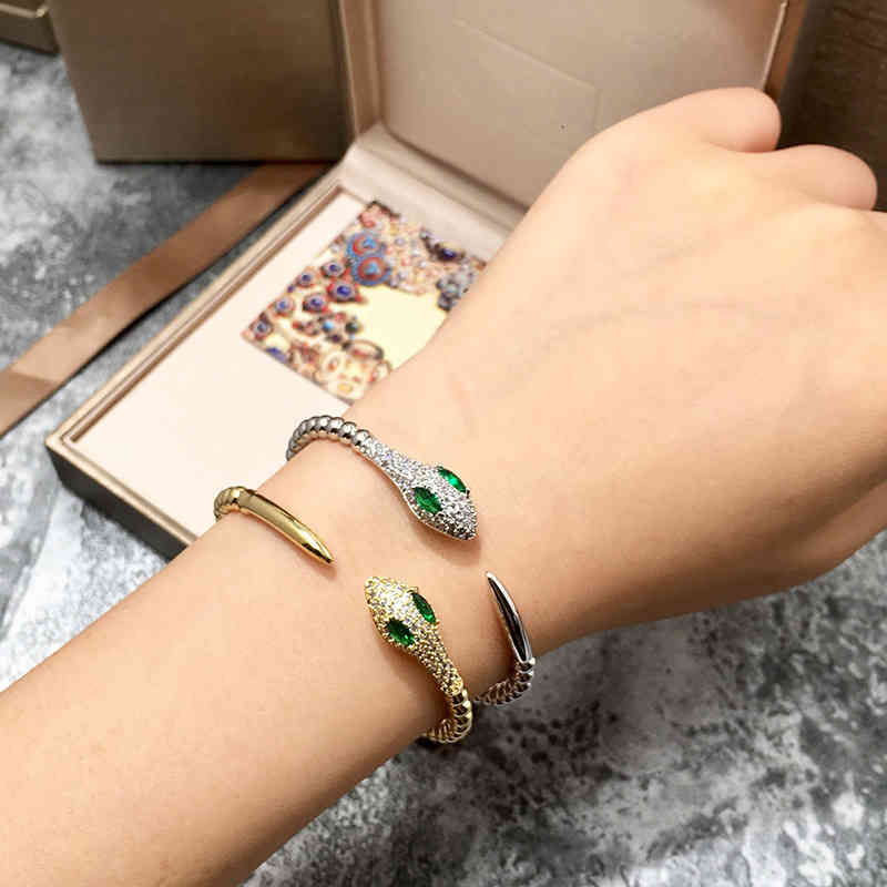Charm Bracelets 01 Snake Shaped Micro Inlaid Zircon Green Eye Opening Bracelet Atmosphere Exquisite Full Diamond Bead Edge Hand Jewelry