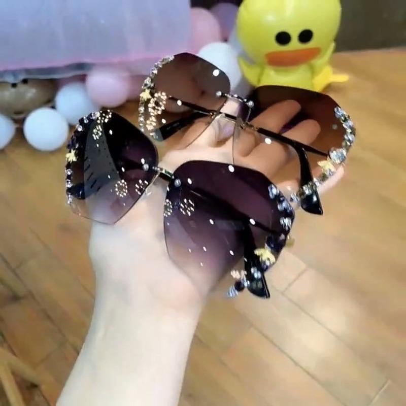 Sunglasses 2022 Arrival Round Rimless Rhinestone For Women Brand Designer Bee Diamond Sun Shades Luxury Glasses
Sunglasses 2022 Arrival Round Rimless Rhinestone For Women Brand Designer Bee Diamond Sun Shades Luxury Glasses