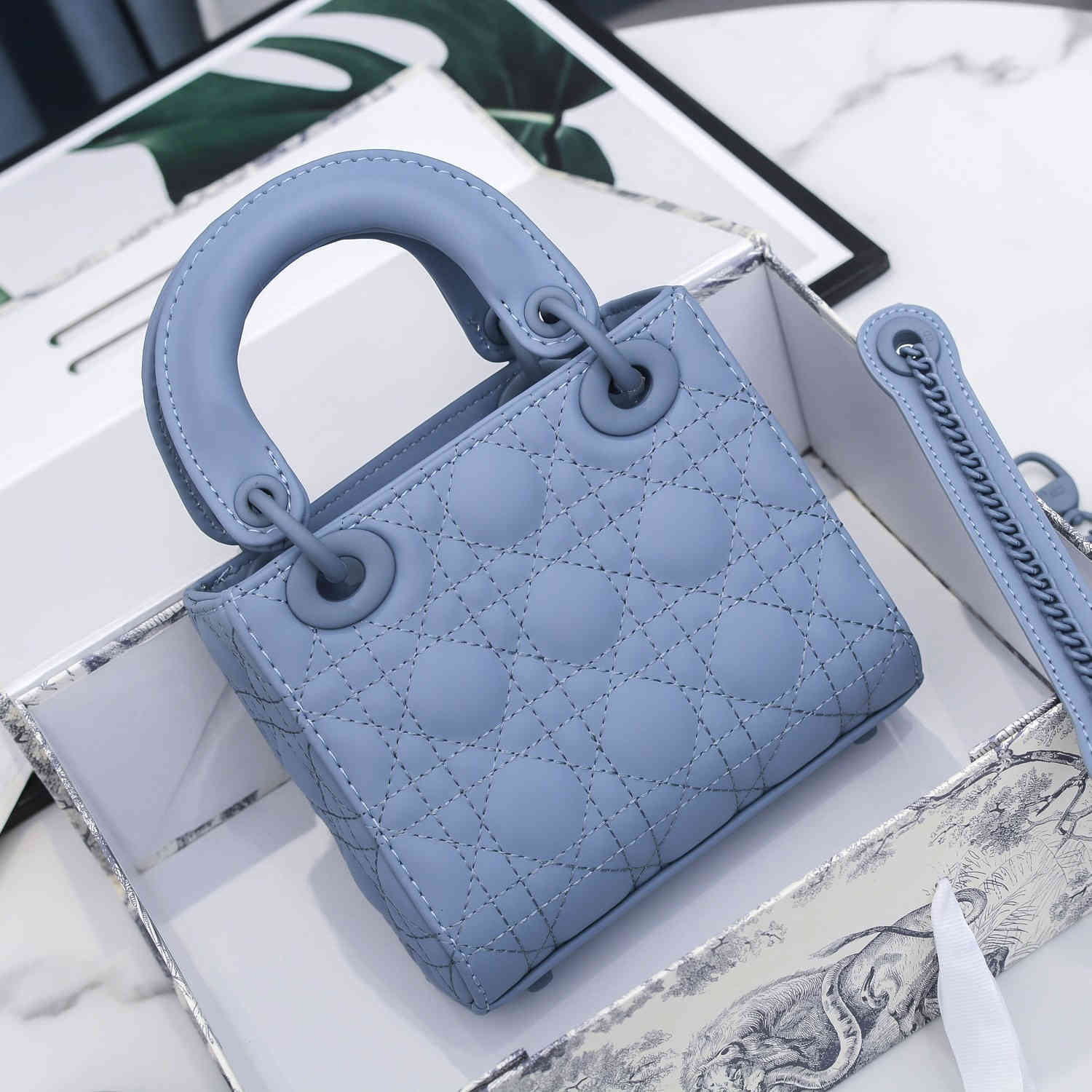 Women Luxurys Designers Bags 2021 Lapel leather strap, five compartments, frosted rattan pattern, Designer Handbag Handbags Totes Crossbody Bag
Women Luxurys Designers Bags 2021 Lapel leather strap, five compartments, frosted rattan pattern, Designer Handbag Handbags Totes Crossbody Bag