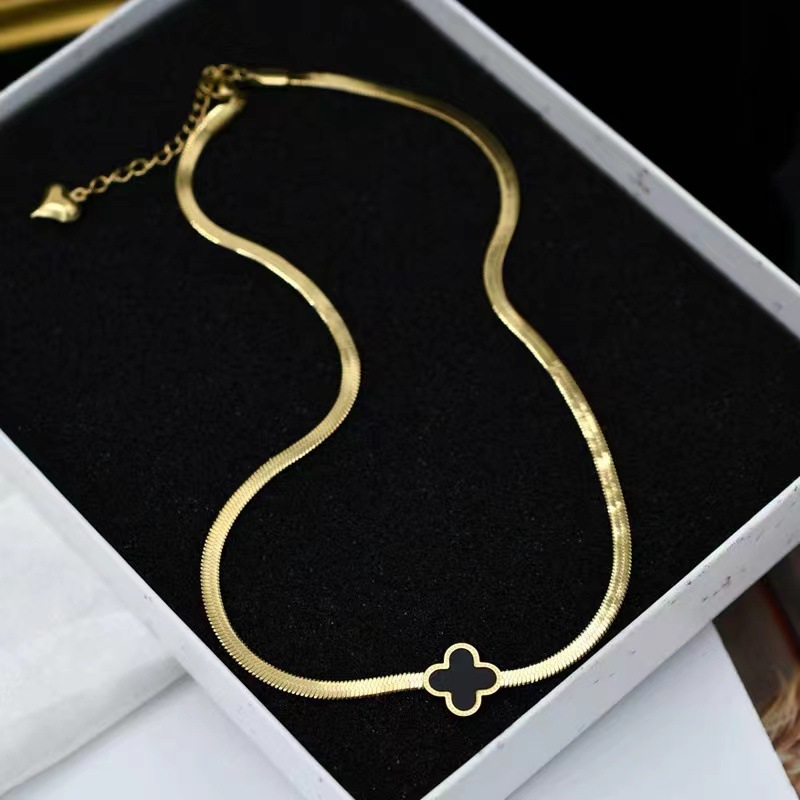 Pendant Necklaces New Titanium Steel Clover like Flat Snake Pendant Japanese Korean Clavicle Chain Exquisite and Versatile Temperament Factory Direc
Pendant Necklaces New Titanium Steel Clover like Flat Snake Pendant Japanese Korean Clavicle Chain Exquisite and Versatile Temperament Factory Direc