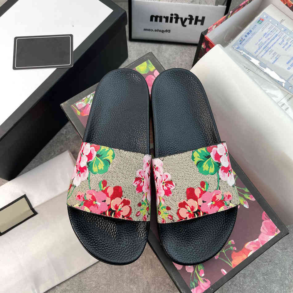 Designers Men Women Slippers Designer Rubber Slides Sandal Flat Blooms Strawberry Tiger Bees Green Red White Web Fashion Shoes Beach Flip, Black
Designers Men Women Slippers Designer Rubber Slides Sandal Flat Blooms Strawberry Tiger Bees Green Red White Web Fashion Shoes Beach Flip, Black