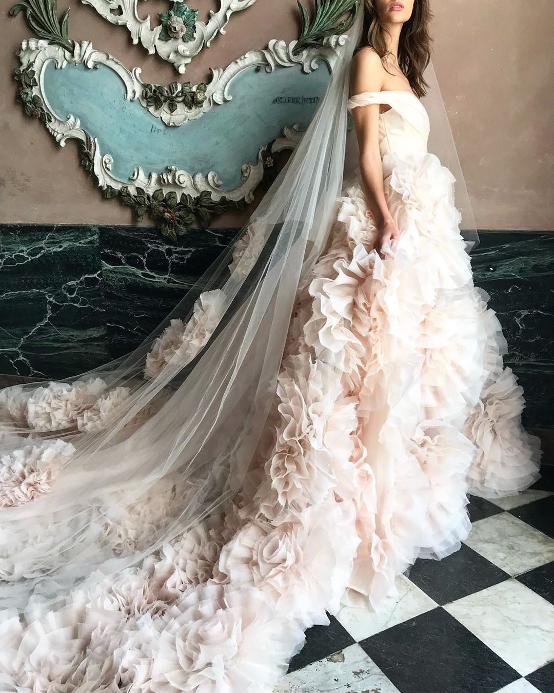 Beautiful Big Stain Flower Wedding Veils Appliques Lace Bridal for Girls Cathedral Luxury Long Chapel Length Beaded