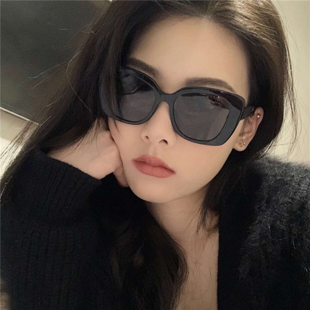 Designer Li Nian's same ch small fragrance letter drill leg cat's eye female Sunglasses net Red
Designer Li Nian's same ch small fragrance letter drill leg cat's eye female Sunglasses net Red