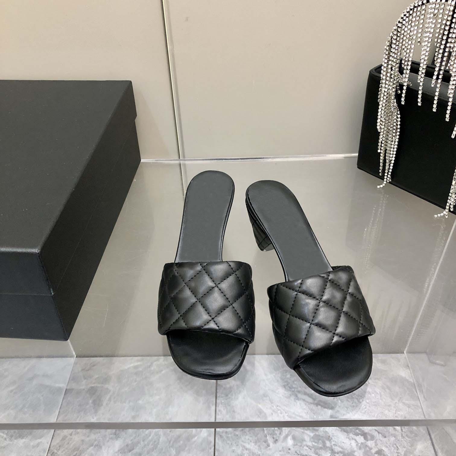 2022 New Ladies Summer Dinner High Heel Sandals Designer 100% Genuine Leather Casual Comfort Elegant No Climb Slippers Heel Height 6cm Size 35-40 With Box, White
2022 New Ladies Summer Dinner High Heel Sandals Designer 100% Genuine Leather Casual Comfort Elegant No Climb Slippers Heel Height 6cm Size 35-40 With Box, White