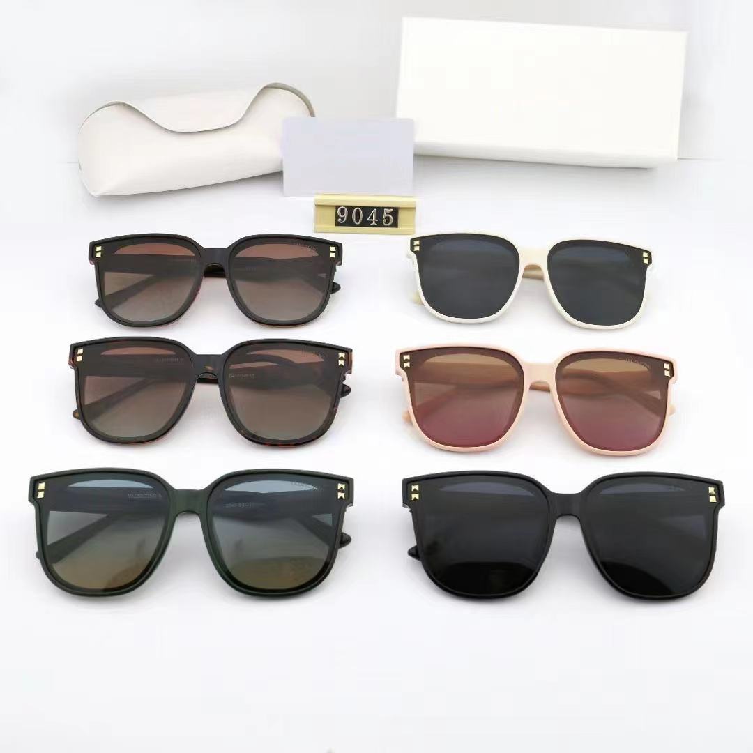 2021 V alentino Designer sunglasses men's and women's outdoor shade PC frame fashion classic sun glasses ladies mirror With box #14, White;black
2021 V alentino Designer sunglasses men's and women's outdoor shade PC frame fashion classic sun glasses ladies mirror With box #14, White;black