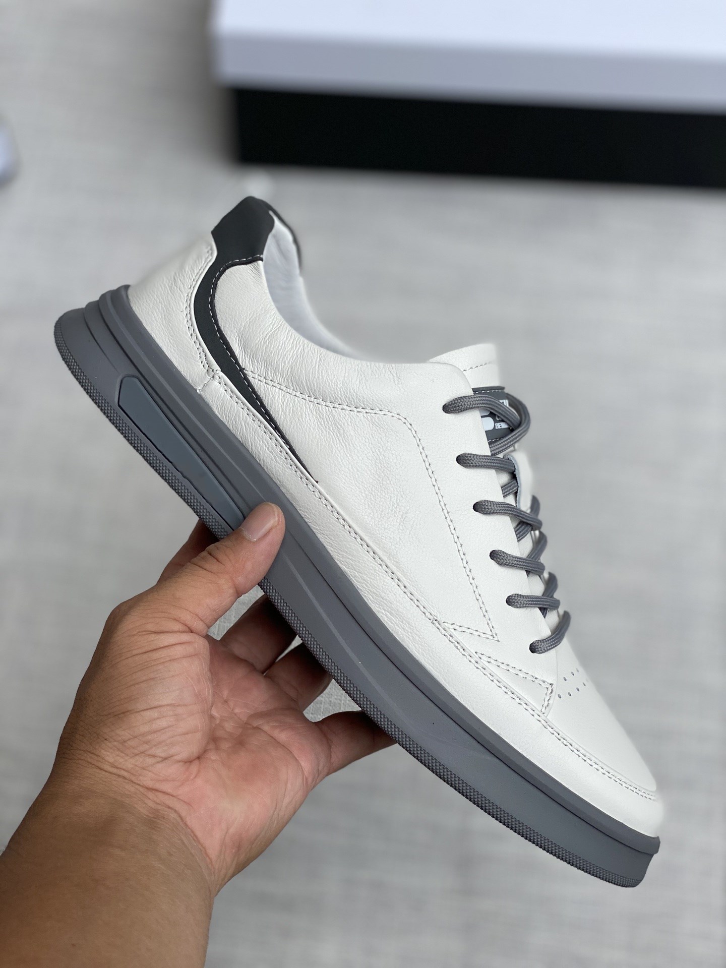 2021 Men's leather leisure travel shoes, white outdoor flat shoes wear-resistant rubber soles men's lace up leisure shoes Simple design