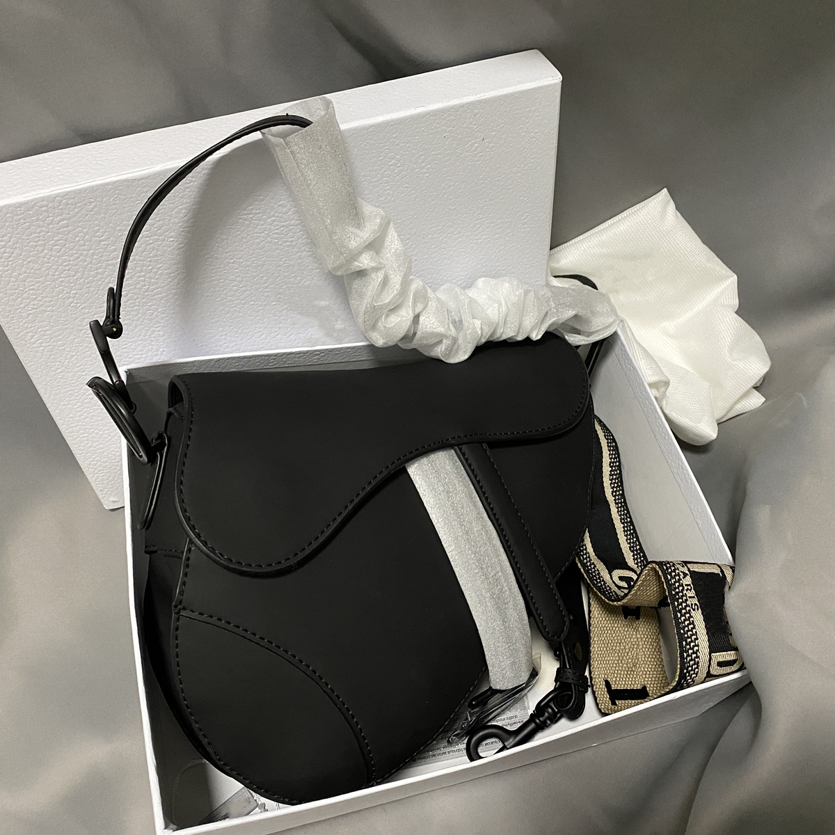 Letter Matte Saddle Handbags Designer Fashion Bag 2021 Shoulder New Crossbody Quality Genuine Leather Messenger Bags Bags High Gift Box Emrl
Letter Matte Saddle Handbags Designer Fashion Bag 2021 Shoulder New Crossbody Quality Genuine Leather Messenger Bags Bags High Gift Box Emrl