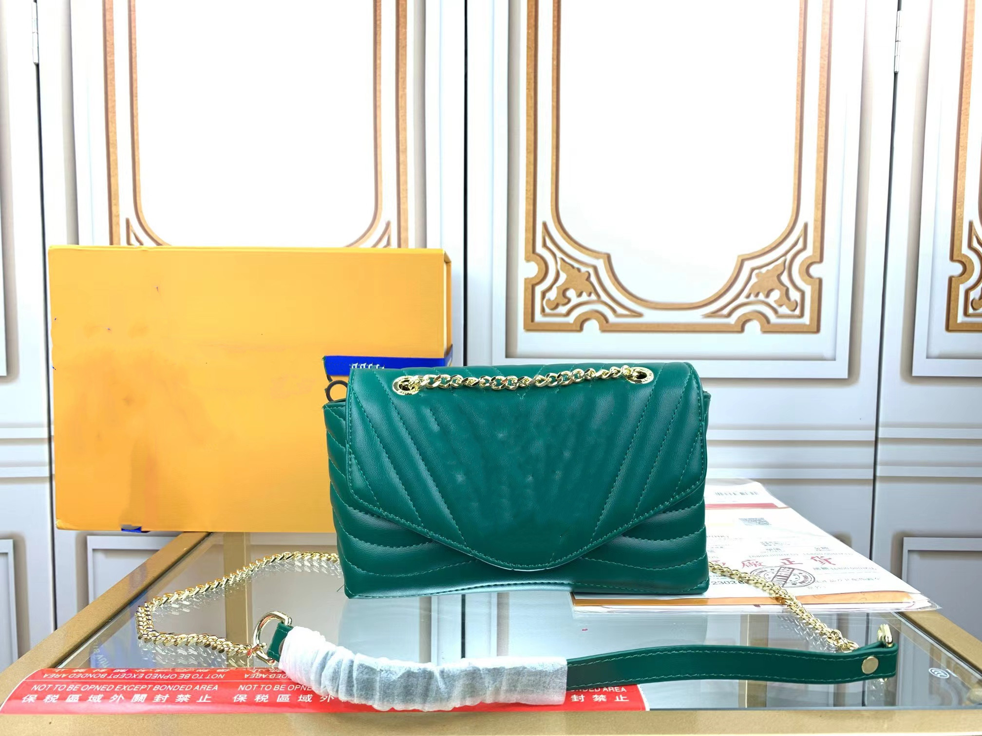 High quality French shoulder bags female famous designer messenger bag fashion real leather handbag luxury outdoor small square bag with box
High quality French shoulder bags female famous designer messenger bag fashion real leather handbag luxury outdoor small square bag with box