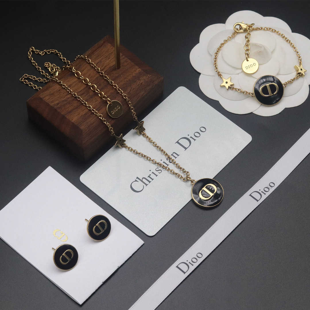 2021 new d family CD letter necklace female Dijia pig nose CD letter earring high version Bracelet
2021 new d family CD letter necklace female Dijia pig nose CD letter earring high version Bracelet