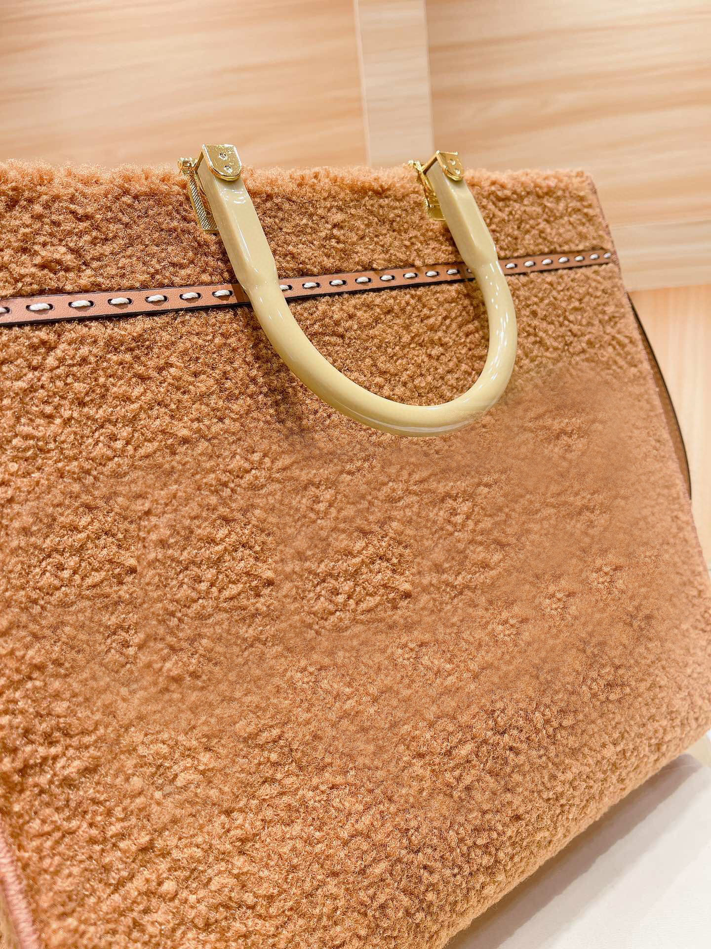 Teddy Bags Warm Sunshine handbag FF Tote Bag Fashion Designer Shoulder Bags Top Quality Bag Luxury Messenger Large Capacity Fur Tote Bag, Pink
Teddy Bags Warm Sunshine handbag FF Tote Bag Fashion Designer Shoulder Bags Top Quality Bag Luxury Messenger Large Capacity Fur Tote Bag, Pink