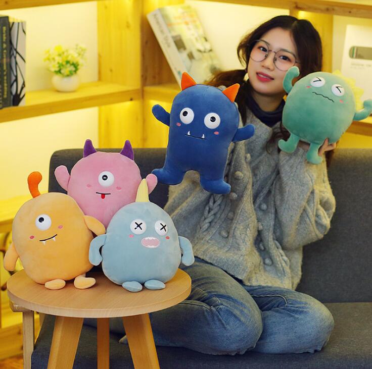 Plush doll toy little monster pillow cartoon fun cute toys for children and girls giftsto 25 cm DHL
Plush doll toy little monster pillow cartoon fun cute toys for children and girls giftsto 25 cm DHL