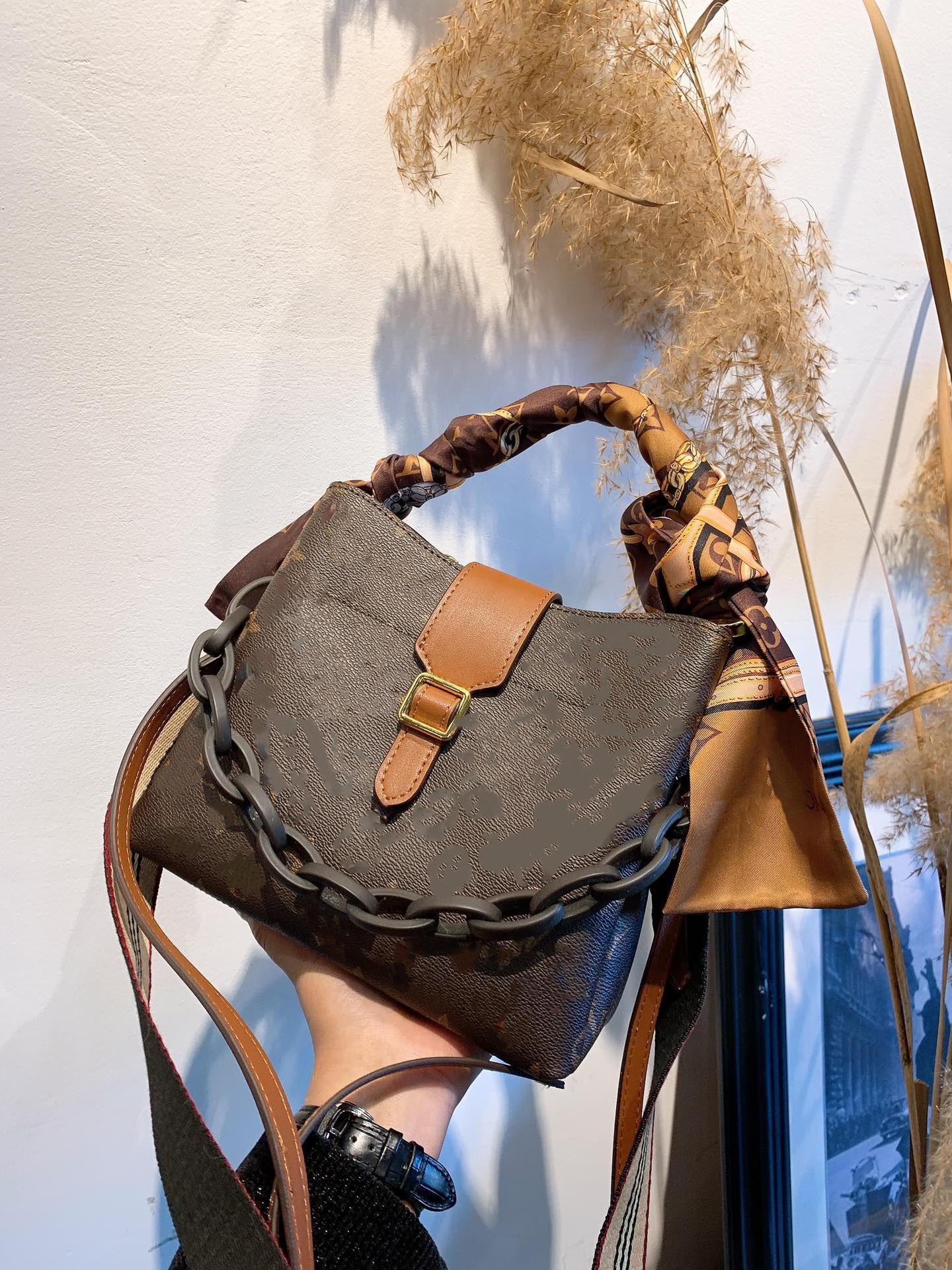 Original fashion bag female designer 100% genuine leather handbag double handle silk scarf letter oil painting western style wild big space mommy bags, With box
Original fashion bag female designer 100% genuine leather handbag double handle silk scarf letter oil painting western style wild big space mommy bags, With box