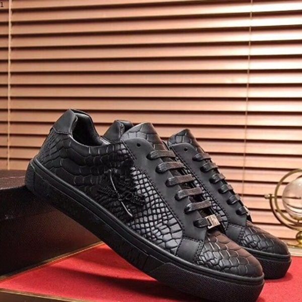 Prad 2021high qualitycasual shoes, real leather straps spikes set low-top sneakers metal outdoor with original packaging MJK001
Prad 2021high qualitycasual shoes, real leather straps spikes set low-top sneakers metal outdoor with original packaging MJK001
