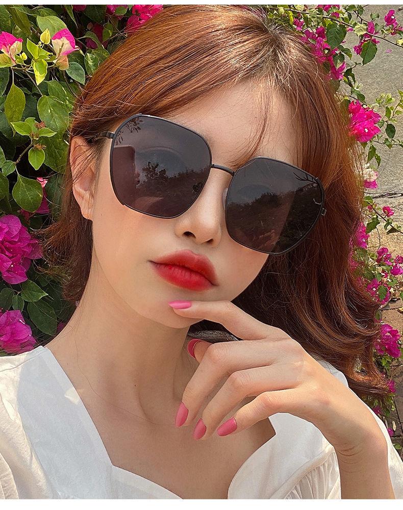 Fashion big frame trendy women's sunglasses UV protection outdoor leisure activities driving high-definition polarized light day and night, White;black
Fashion big frame trendy women's sunglasses UV protection outdoor leisure activities driving high-definition polarized light day and night, White;black