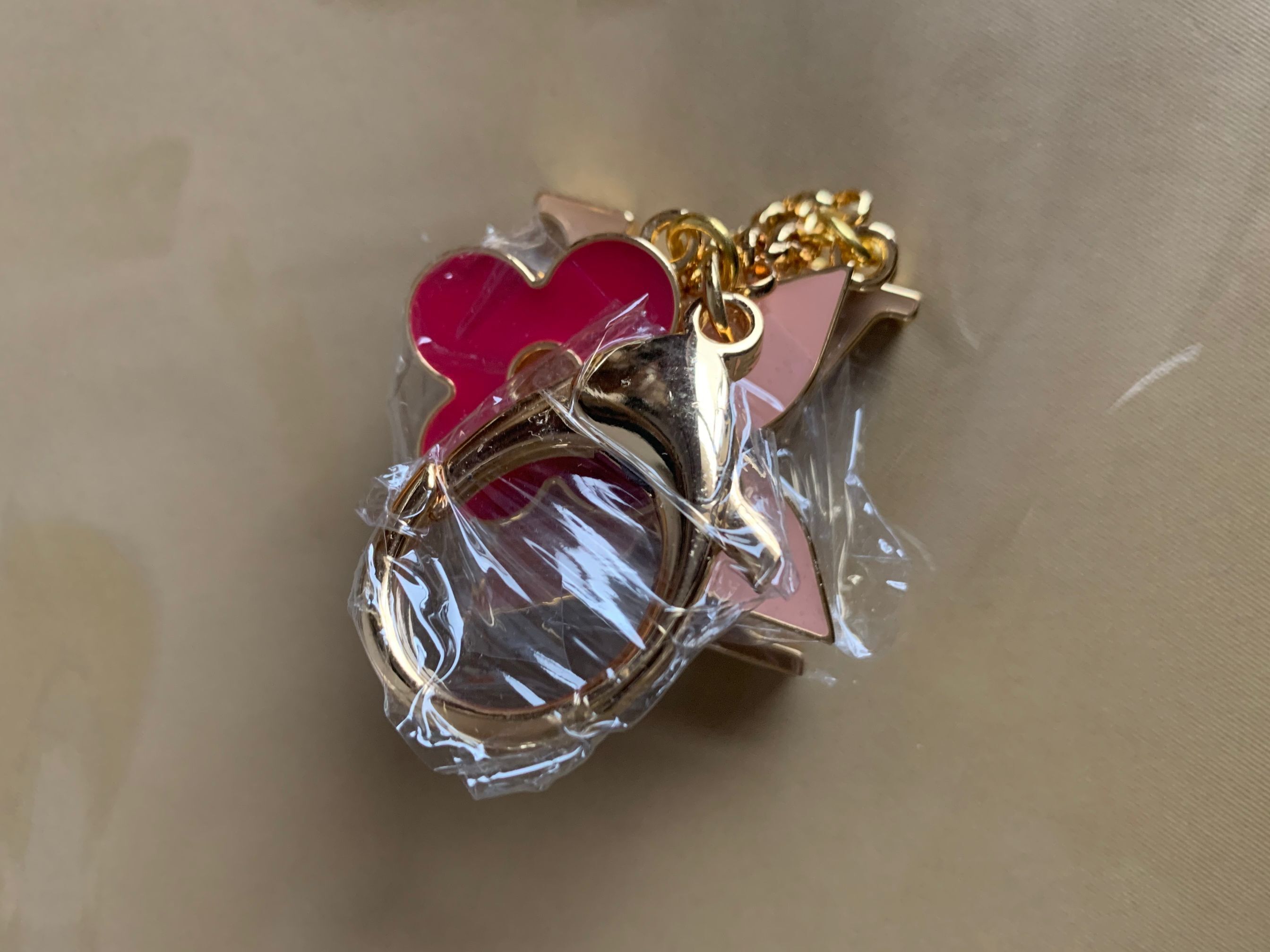 high quality luxury luggage keychains designer wallet pendant bag fashion key chain With box
high quality luxury luggage keychains designer wallet pendant bag fashion key chain With box