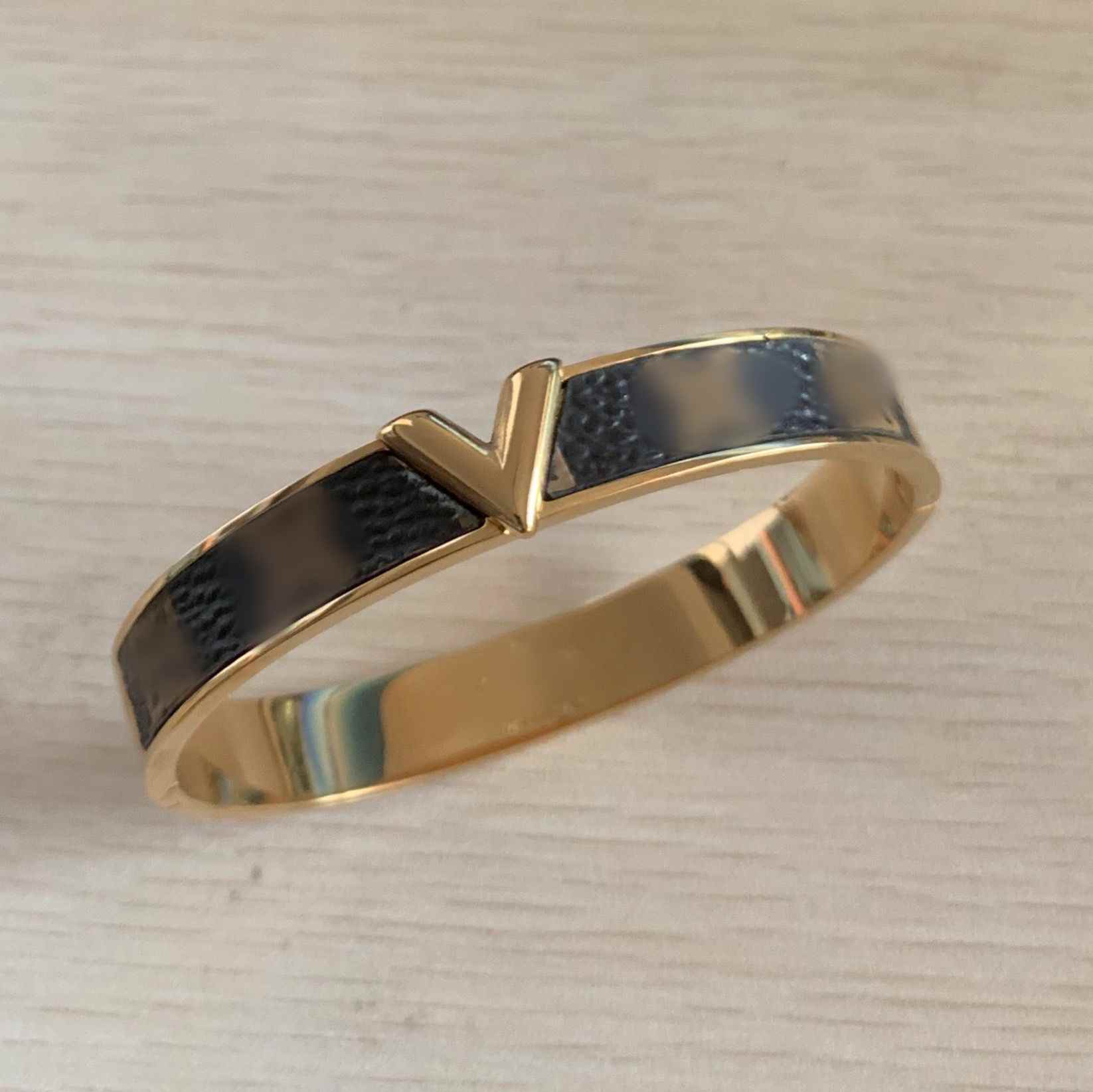 3 Colors High Quality Titanium Steel Real Leather Bangle Women Love Designer Bracelets Four-leaf Flower Bangles V Letter Fashion Jewelry Lady Party Gifts
3 Colors High Quality Titanium Steel Real Leather Bangle Women Love Designer Bracelets Four-leaf Flower Bangles V Letter Fashion Jewelry Lady Party Gifts