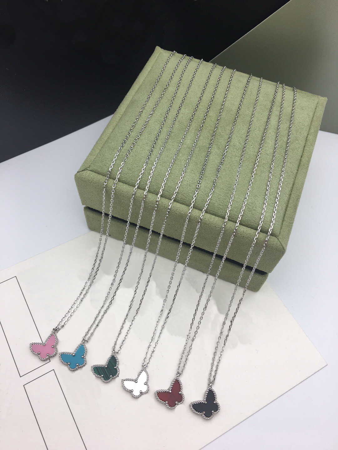 Fashion Lady Brass Onyx Mother of Pearl Malachite Carnelian Ceramic 18K Plated Gold Necklaces With Mini Lucky Butterfly Pendants
Fashion Lady Brass Onyx Mother of Pearl Malachite Carnelian Ceramic 18K Plated Gold Necklaces With Mini Lucky Butterfly Pendants