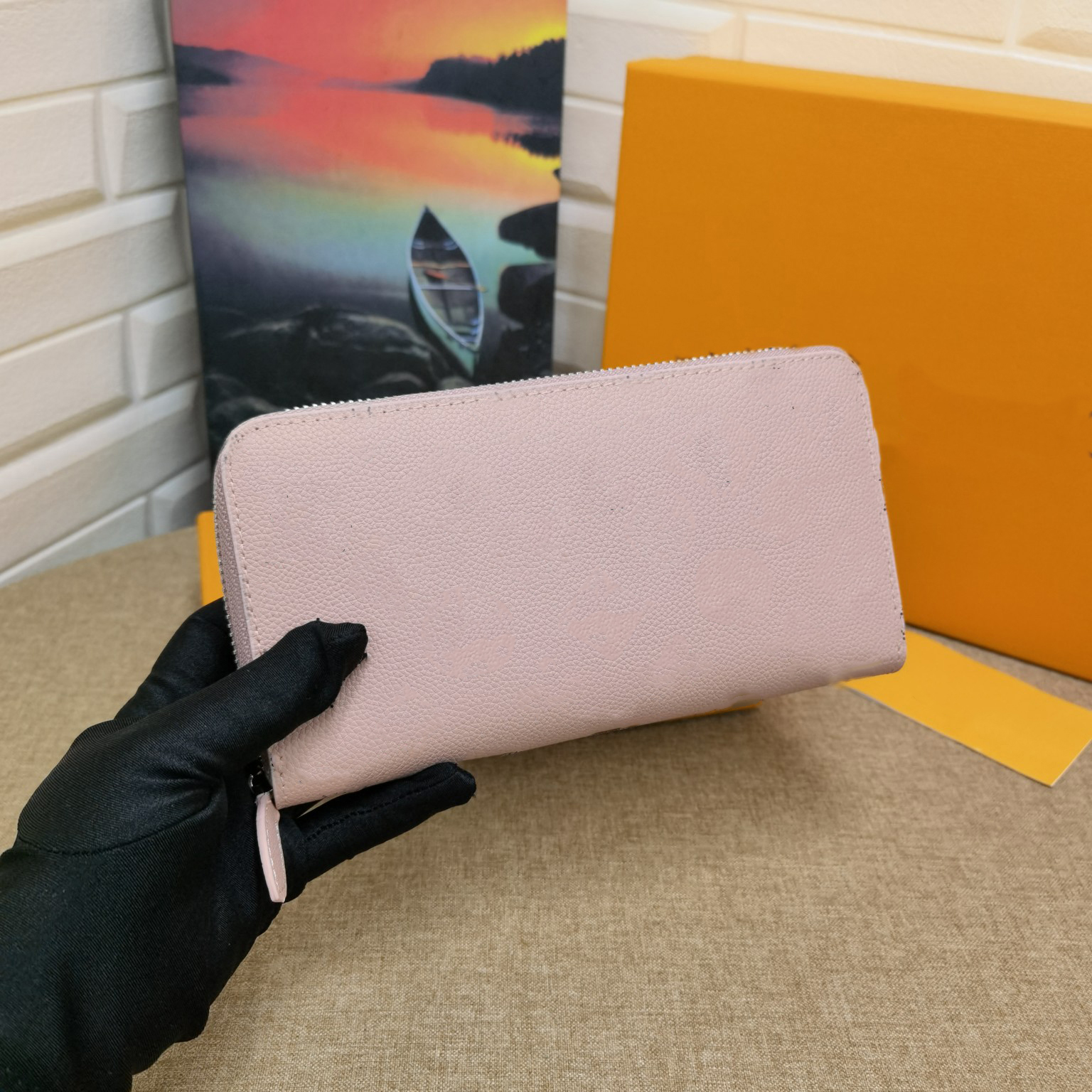 Top Fashion Men and women purses leather designer luxury letters flower pattern chain interlayer hand classic with box SIZE 19-10-2.5cm
Top Fashion Men and women purses leather designer luxury letters flower pattern chain interlayer hand classic with box SIZE 19-10-2.5cm