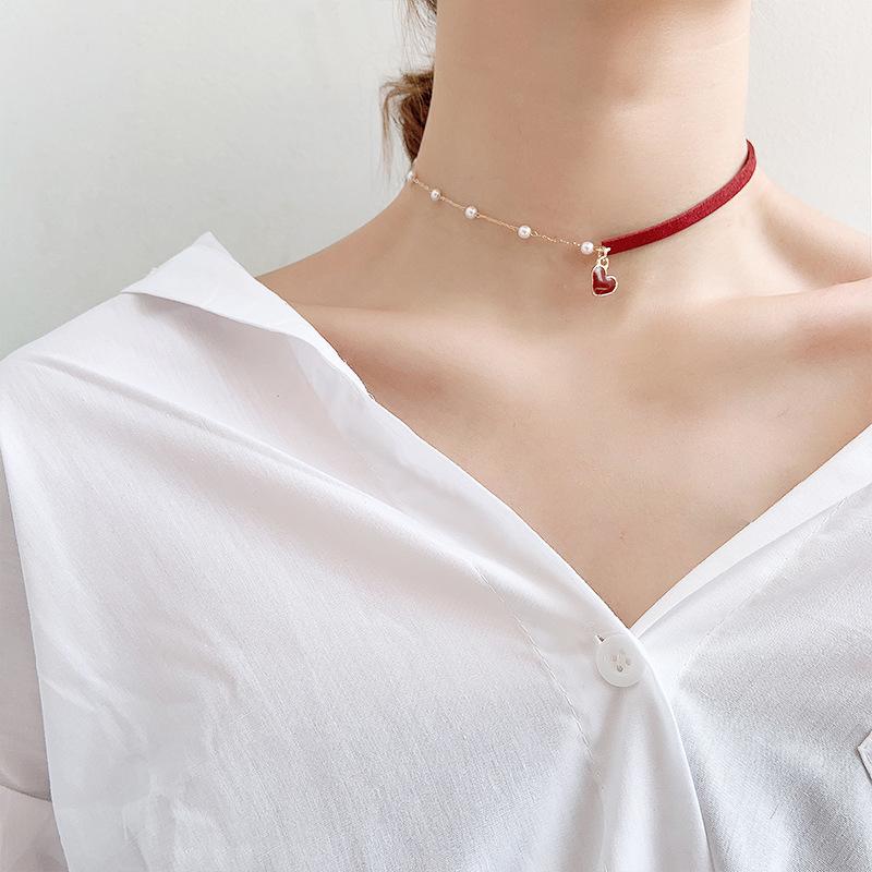 Chains Vintage Punk Choker Creative Leather Short Chain Necklace For Women Gothic Love Heart Pendant Imitation Pearls Necklaces
Chains Vintage Punk Choker Creative Leather Short Chain Necklace For Women Gothic Love Heart Pendant Imitation Pearls Necklaces