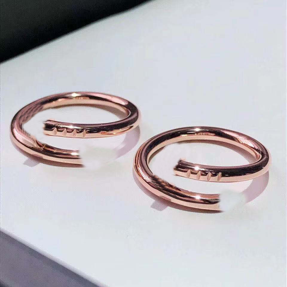Luxury fashion nail rings classic diamond screw love ring with exquisite packaging gift box
Luxury fashion nail rings classic diamond screw love ring with exquisite packaging gift box