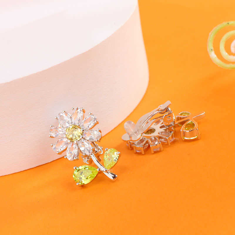 HEF Dangle & Chandelier jewelry original small flower earrings female Yang Kaiwen same temperament Earbone Clip Earrings, Silver
HEF Dangle & Chandelier jewelry original small flower earrings female Yang Kaiwen same temperament Earbone Clip Earrings, Silver