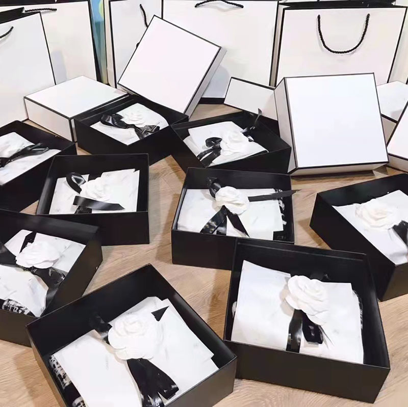 Winter Warm Scarf Luxury Fashion Thickening Winter New Style With Gift Box Men And Women Cashmere Material
Winter Warm Scarf Luxury Fashion Thickening Winter New Style With Gift Box Men And Women Cashmere Material