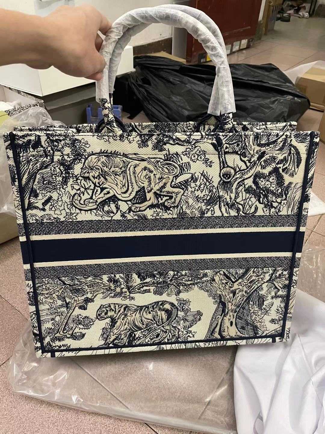 Support personalized name large volume handbag Parisian designer shopping bag fashion vintage ethnic style canvas handembroidered pattern
Support personalized name large volume handbag Parisian designer shopping bag fashion vintage ethnic style canvas handembroidered pattern