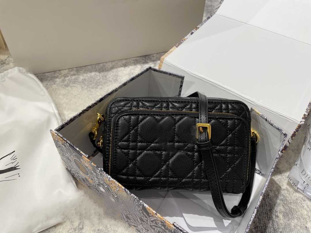CLASSIC FLOWER 2021 Fashions bag latest retro camera bagss high quality leather geometric solid color fashion metal letter luxury classic de
CLASSIC FLOWER 2021 Fashions bag latest retro camera bagss high quality leather geometric solid color fashion metal letter luxury classic de