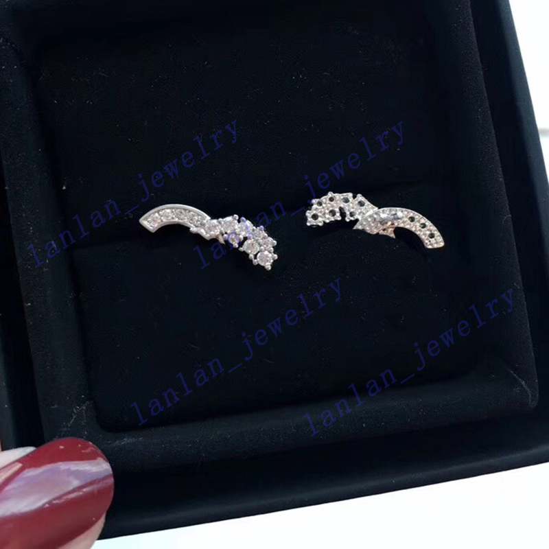 Stud Designer Earrings Classic Double Letter Logo Inlaid Diamond Exquisite Small 925 Silver Needle With Box L0-C28, Golden;silver
Stud Designer Earrings Classic Double Letter Logo Inlaid Diamond Exquisite Small 925 Silver Needle With Box L0-C28, Golden;silver