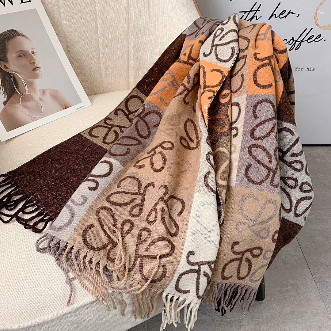 2022 Women cashmere scarf Shawl High quality Fashion Classic scarves 2021 luxury muffler Letter pattern wool Pashminas Winter Shawls 65, Blue;gray
2022 Women cashmere scarf Shawl High quality Fashion Classic scarves 2021 luxury muffler Letter pattern wool Pashminas Winter Shawls 65, Blue;gray