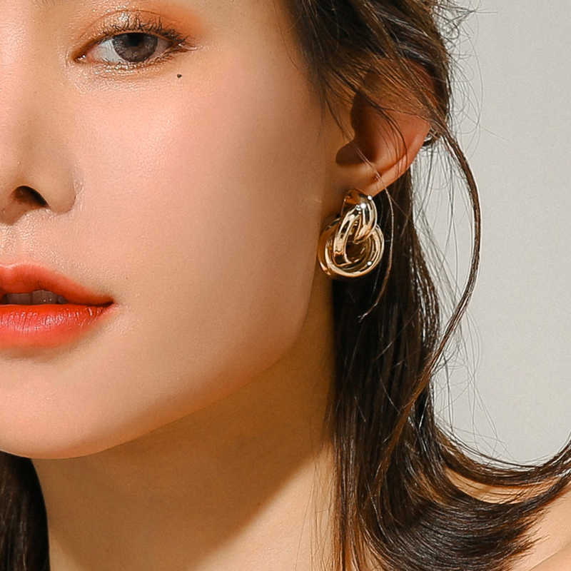 Korea Style Metal Luxury Golden Color Unusual Pendant Earrings Women Party Engagement Dangle Jewelry Gift Whole 
Korea Style Metal Luxury Golden Color Unusual Pendant Earrings Women Party Engagement Dangle Jewelry Gift Whole