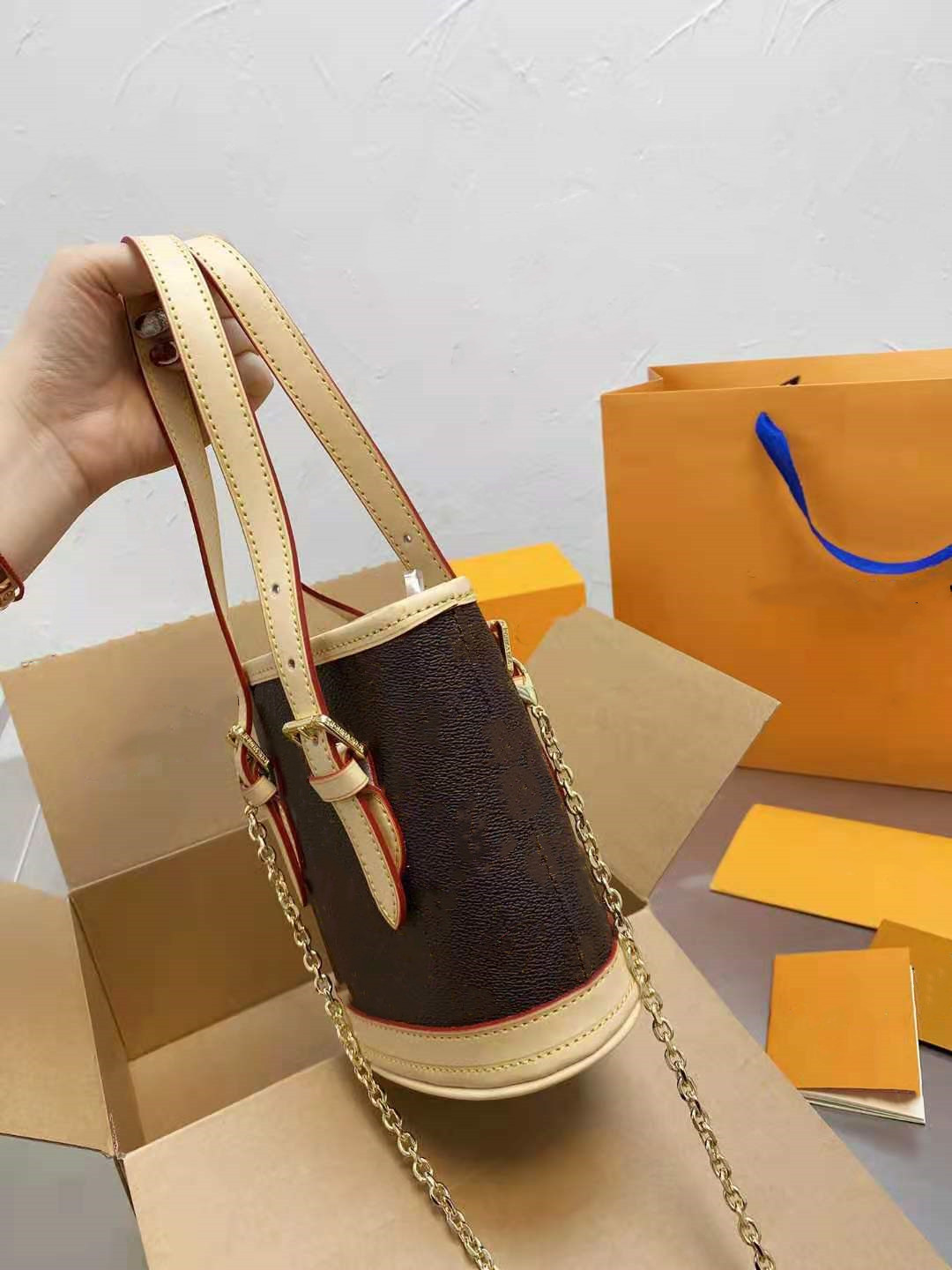 2021 women designer handbags wallet crossbody shoulder bagS mini chain messenger carrying a clutch bag
2021 women designer handbags wallet crossbody shoulder bagS mini chain messenger carrying a clutch bag