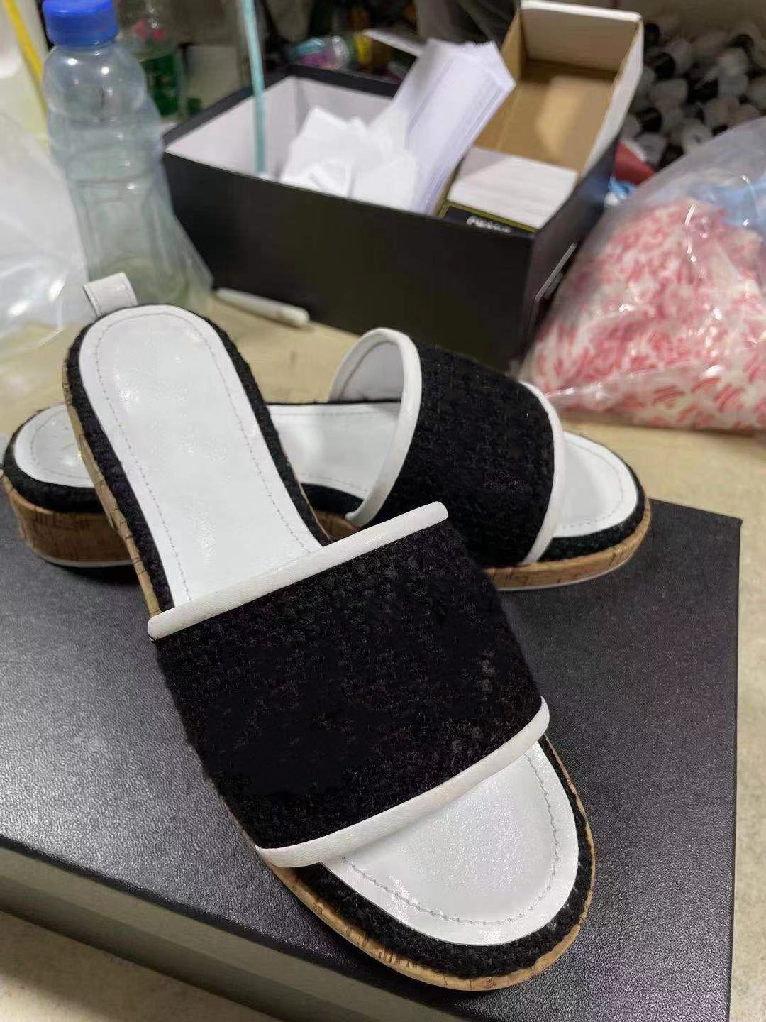 designer Summer Women 1in High Heels Leather Platform Mules Sandals Slippers with Tweed pearl Green, Pink & Yellow
designer Summer Women 1in High Heels Leather Platform Mules Sandals Slippers with Tweed pearl Green, Pink & Yellow