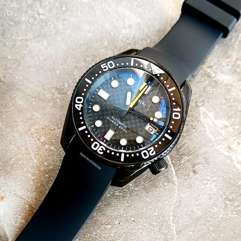Wristwatches Thorn Automatic Mechanical Diving Watch Spb185/187j1 Carbon Fiber Black Dial Ceramic Ring Sapphire Crystal NH35 Waterproof
Wristwatches Thorn Automatic Mechanical Diving Watch Spb185/187j1 Carbon Fiber Black Dial Ceramic Ring Sapphire Crystal NH35 Waterproof