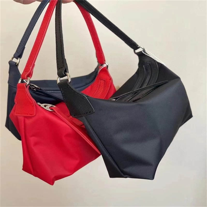 French Longxiang dumpling armpit anniversary embroidered nylon canvas one shoulder Mommy tot bag female, Red
French Longxiang dumpling armpit anniversary embroidered nylon canvas one shoulder Mommy tot bag female, Red