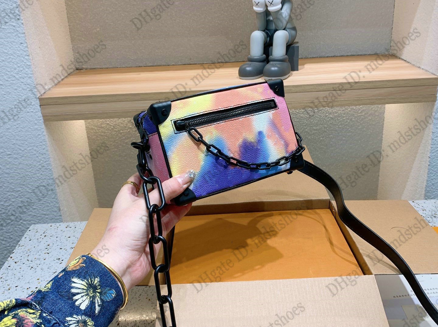 Signature printed Mini Soft Trunk Green Vintage Shoulder Bag Mens Designer Two Chunky Chains Box handle Bags Brown Letter Flower Cross Body Tote With riveted corners
Signature printed Mini Soft Trunk Green Vintage Shoulder Bag Mens Designer Two Chunky Chains Box handle Bags Brown Letter Flower Cross Body Tote With riveted corners