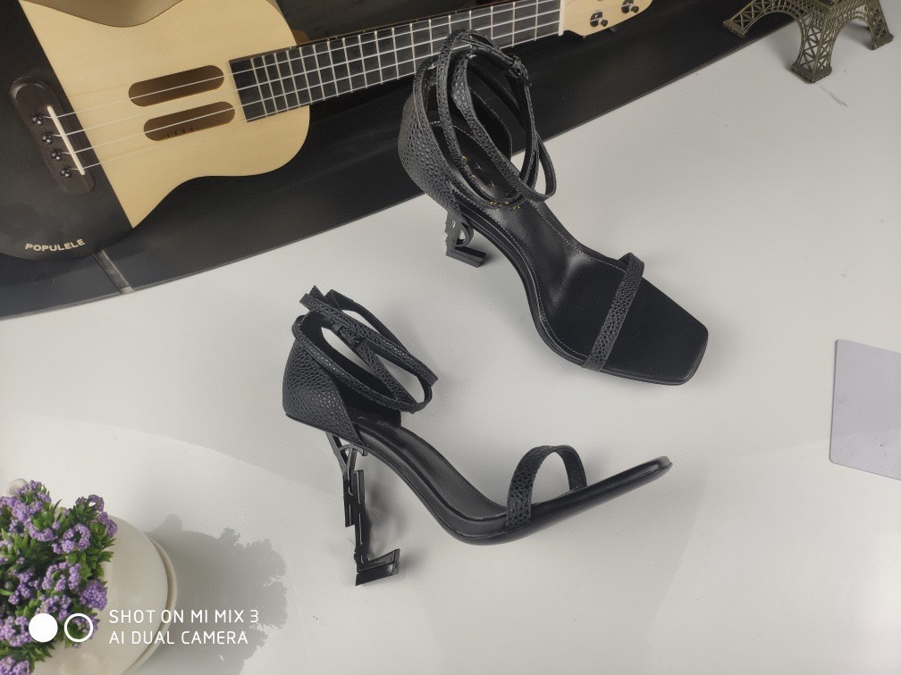 G shoes Designer High heeled boat shoes spring autumn Pointed stilettos leather rivet women luxury parties Sexy Letter lady Dress shoes 35-42 yy0413, 16
G shoes Designer High heeled boat shoes spring autumn Pointed stilettos leather rivet women luxury parties Sexy Letter lady Dress shoes 35-42 yy0413, 16