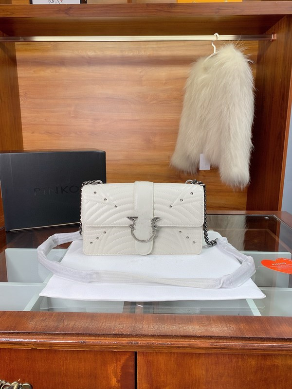 European and American letter brand ladies leather handbags, handbags, shoulder messenger bags, contact customer service for more details 00Pooinookooo
European and American letter brand ladies leather handbags, handbags, shoulder messenger bags, contact customer service for more details 00Pooinookooo