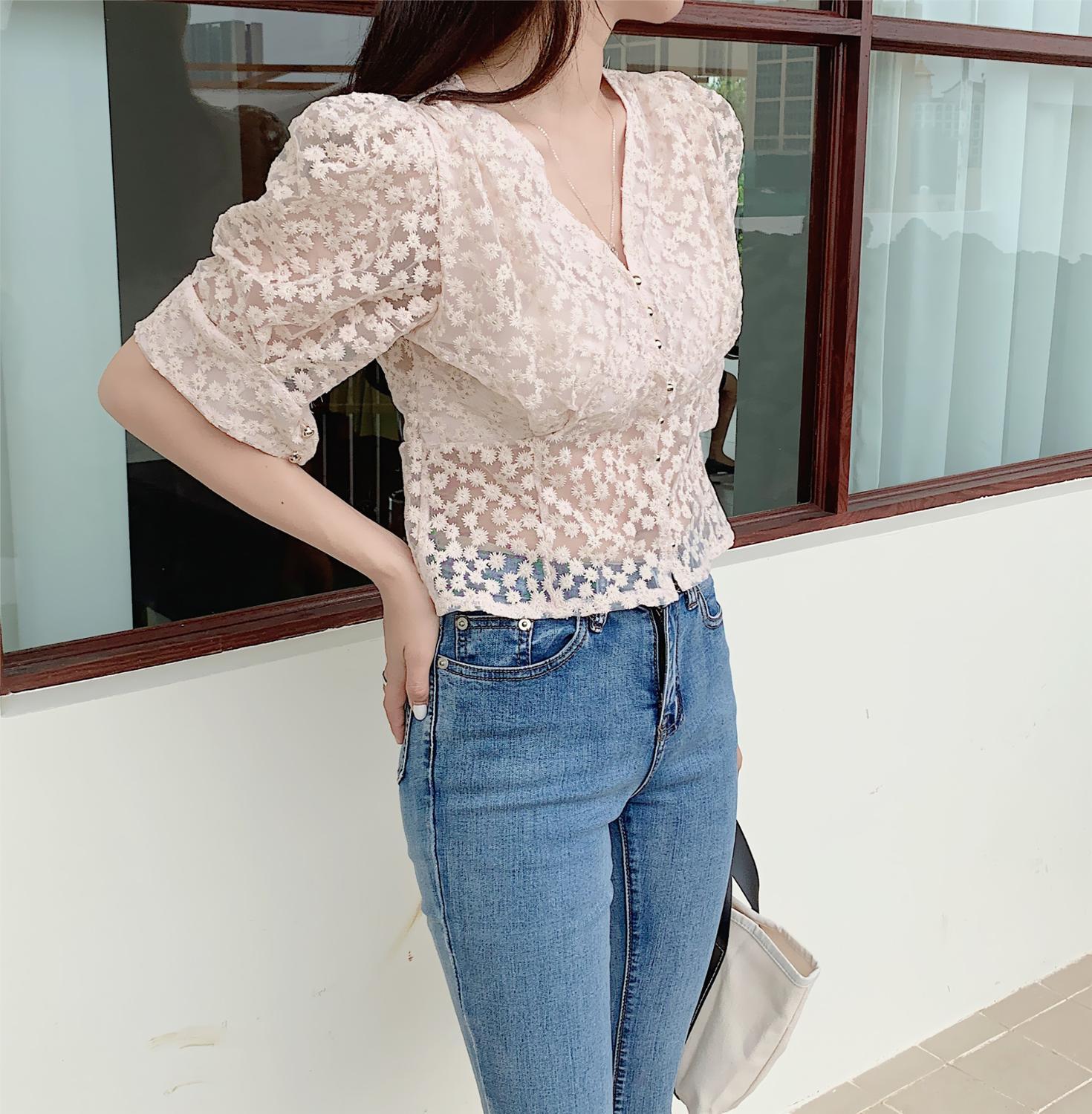 Comelsexy Summer Korean Style Floral Lace Blouses Women V-neck Sexy Tops Solid All-Match Single-breasted Shirt Blusas 210515
