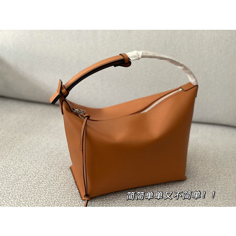 Luowei new simple lazy cubi embroidered Bento bag high version women's portable shoulder bag Storage Bags factory outlet Shoulder Versa
Luowei new simple lazy cubi embroidered Bento bag high version women's portable shoulder bag Storage Bags factory outlet Shoulder Versa